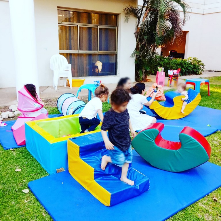 ילדים משחקים בפינת ג'ימבורי