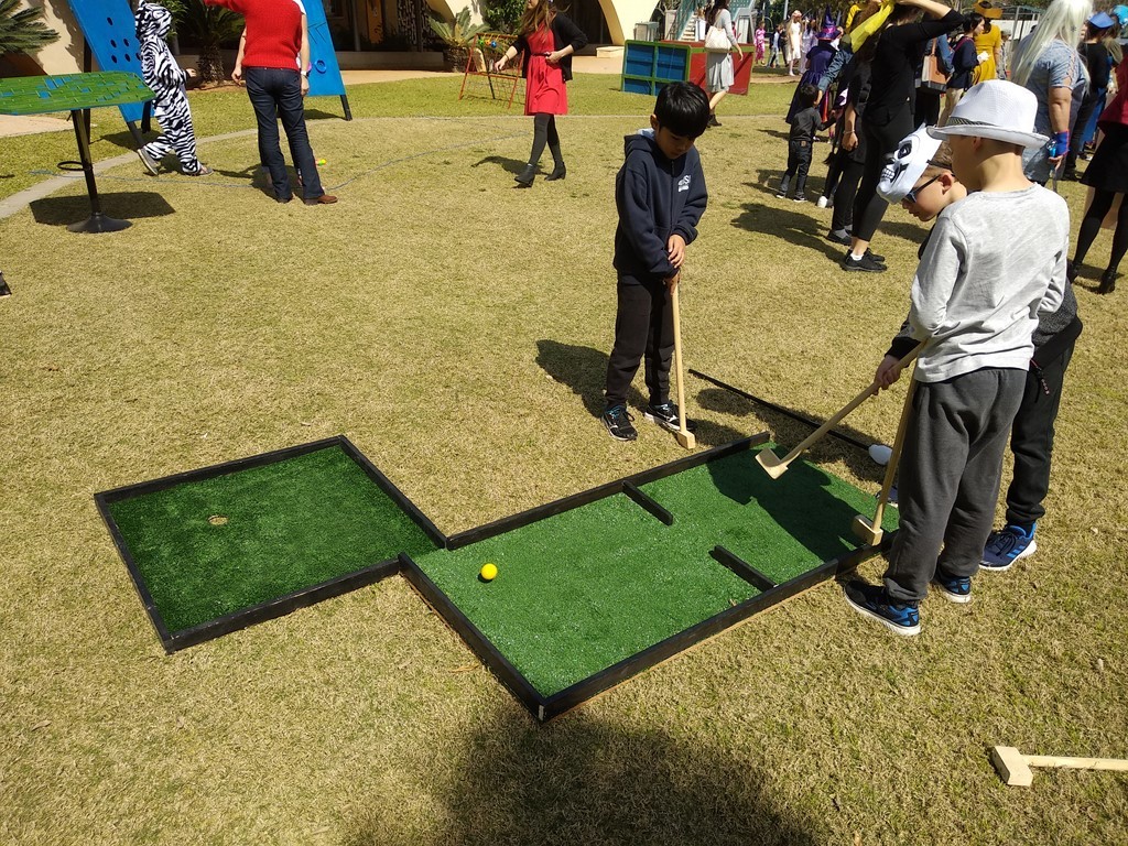 ילדים משחקים מיני גולף
