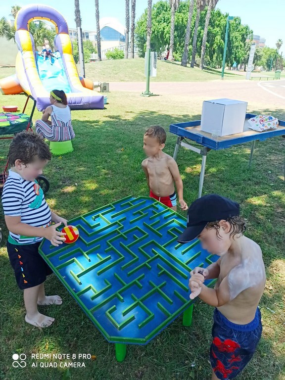 ילדים משחקים בשולחן מבוך
