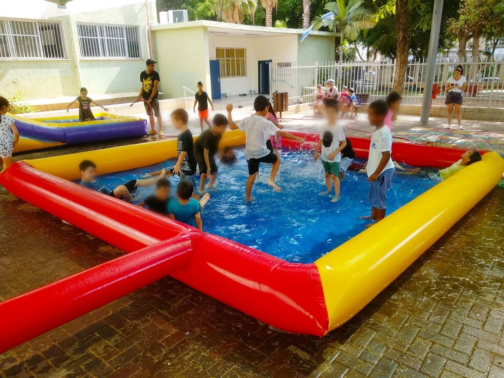 ילדים משפריצים בבריכה