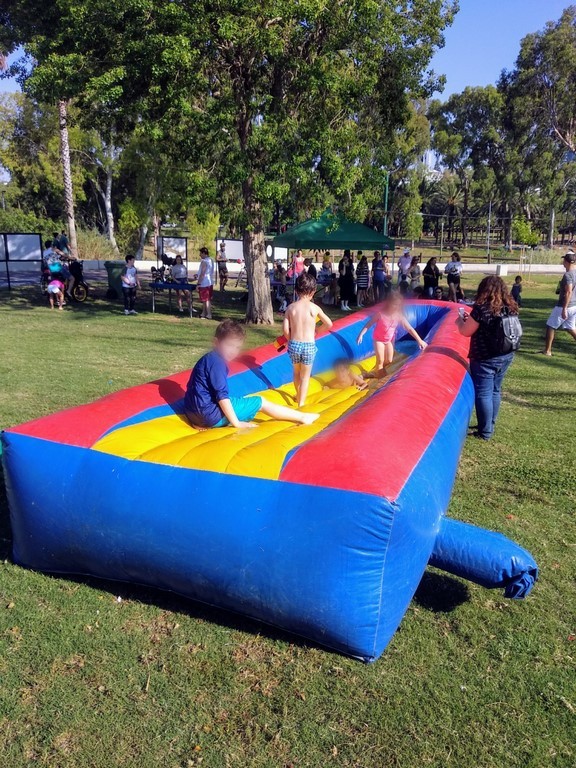 מתגלשים על מגלשת קצף